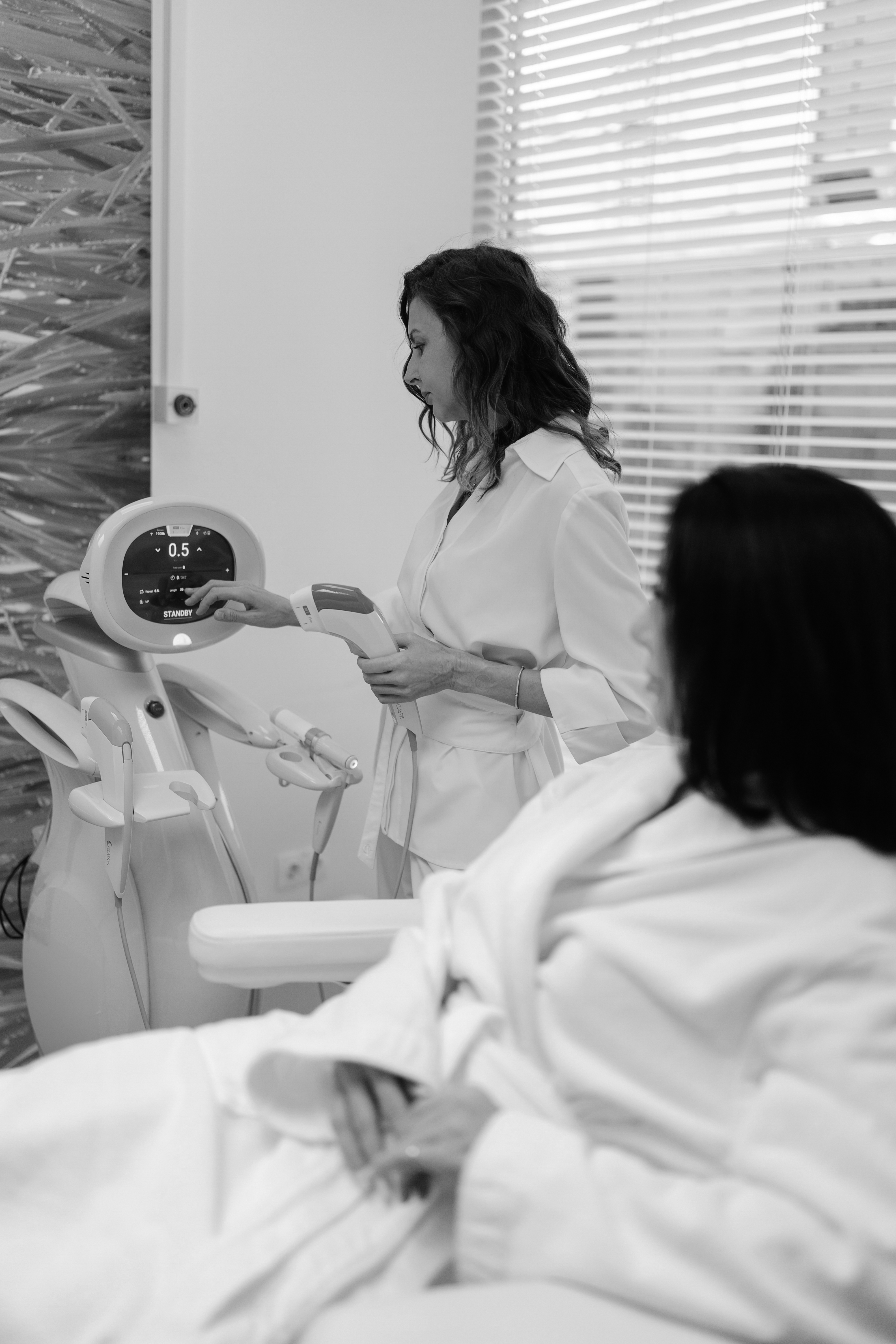 Profissional da estética operando equipamento RP Laser em atendimento real